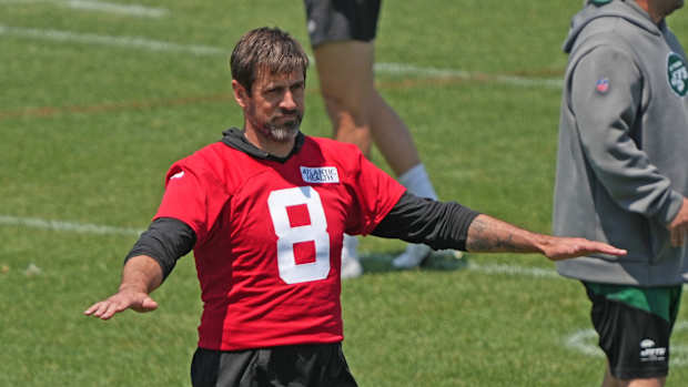 QB Aaron Rodgers gestures during a Jets' OTAs practice
